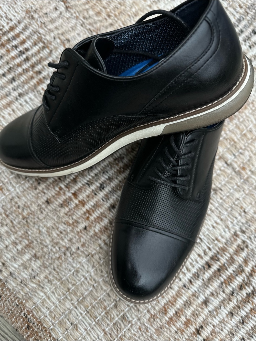 Vince Camuto Men’s Black Leather Cap-Toe Oxfords with Blue Lining